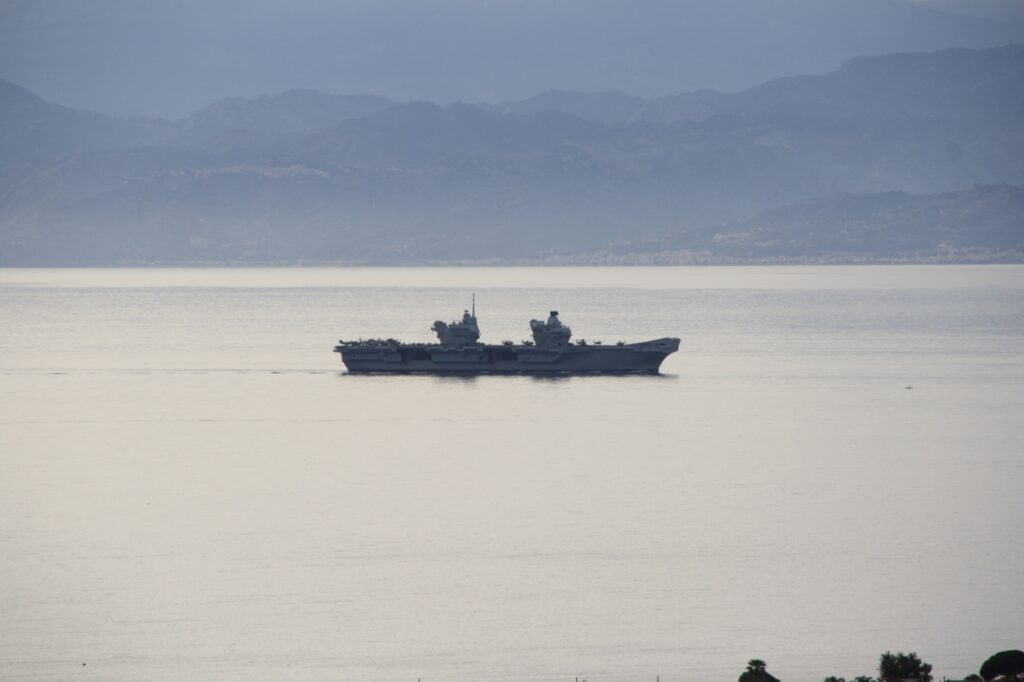 navi militari e canadair stretto di messina 8 novembre 2025