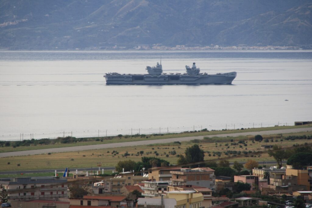 navi militari e canadair stretto di messina 8 novembre 2025
