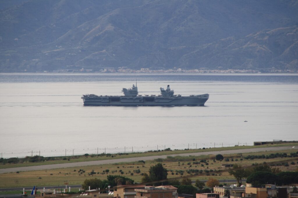 navi militari e canadair stretto di messina 8 novembre 2025