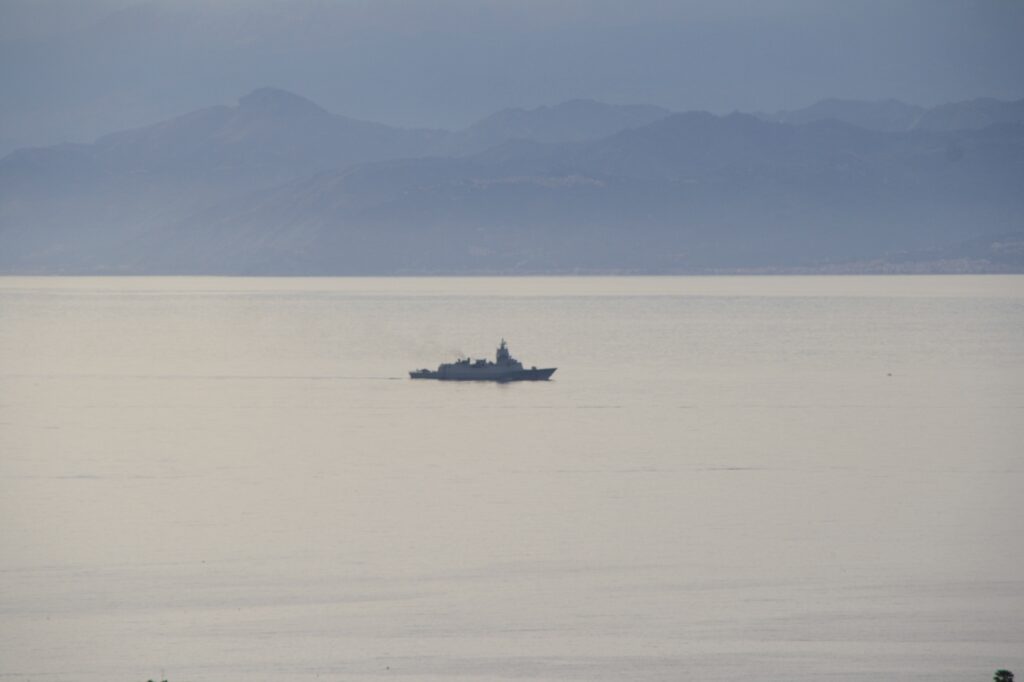 navi militari e canadair stretto di messina 8 novembre 2025