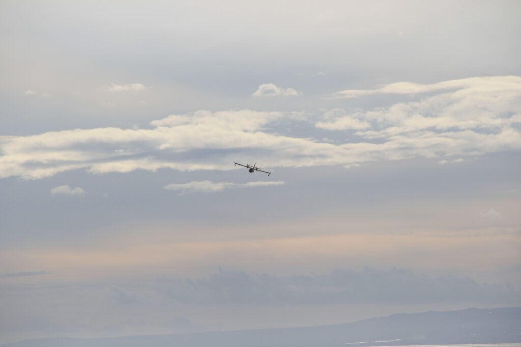 navi militari e canadair stretto di messina 8 novembre 2025