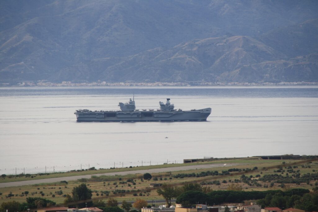 navi militari e canadair stretto di messina 8 novembre 2025