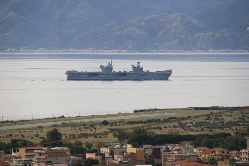 navi militari e canadair stretto di messina 8 novembre 2025