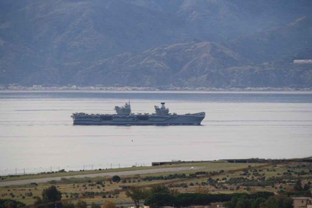 navi militari e canadair stretto di messina 8 novembre 2025