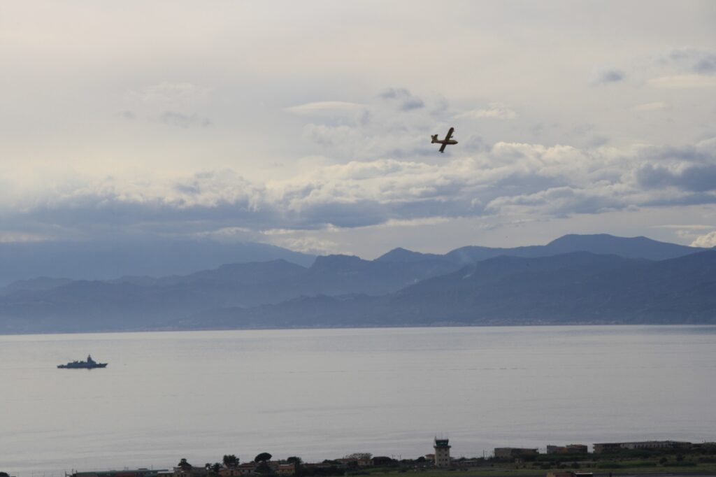 navi militari e canadair stretto di messina 8 novembre 2025