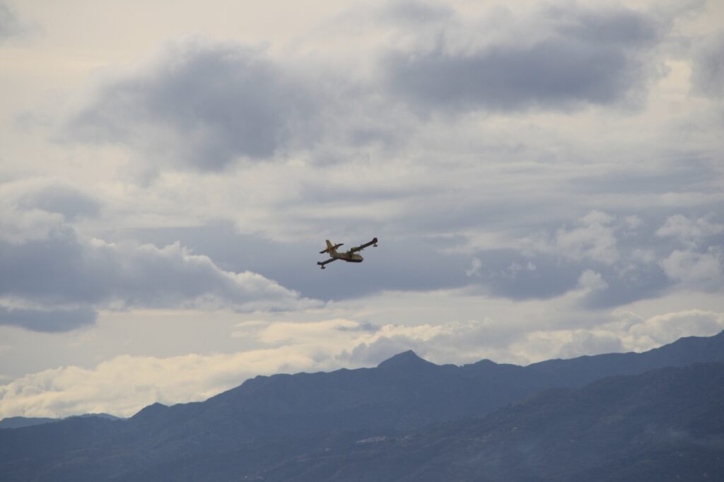navi militari e canadair stretto di messina 8 novembre 2025