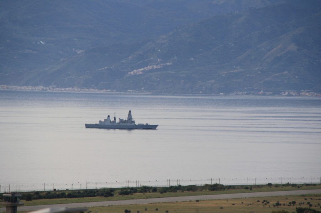 navi militari e canadair stretto di messina 8 novembre 2025