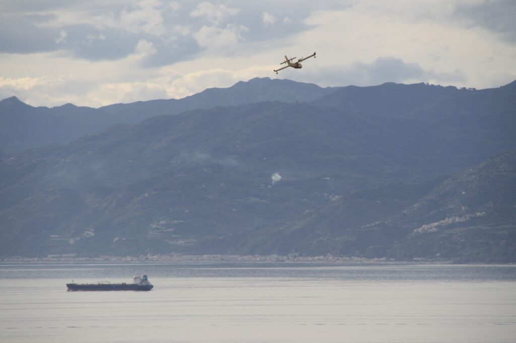 navi militari e canadair stretto di messina 8 novembre 2025