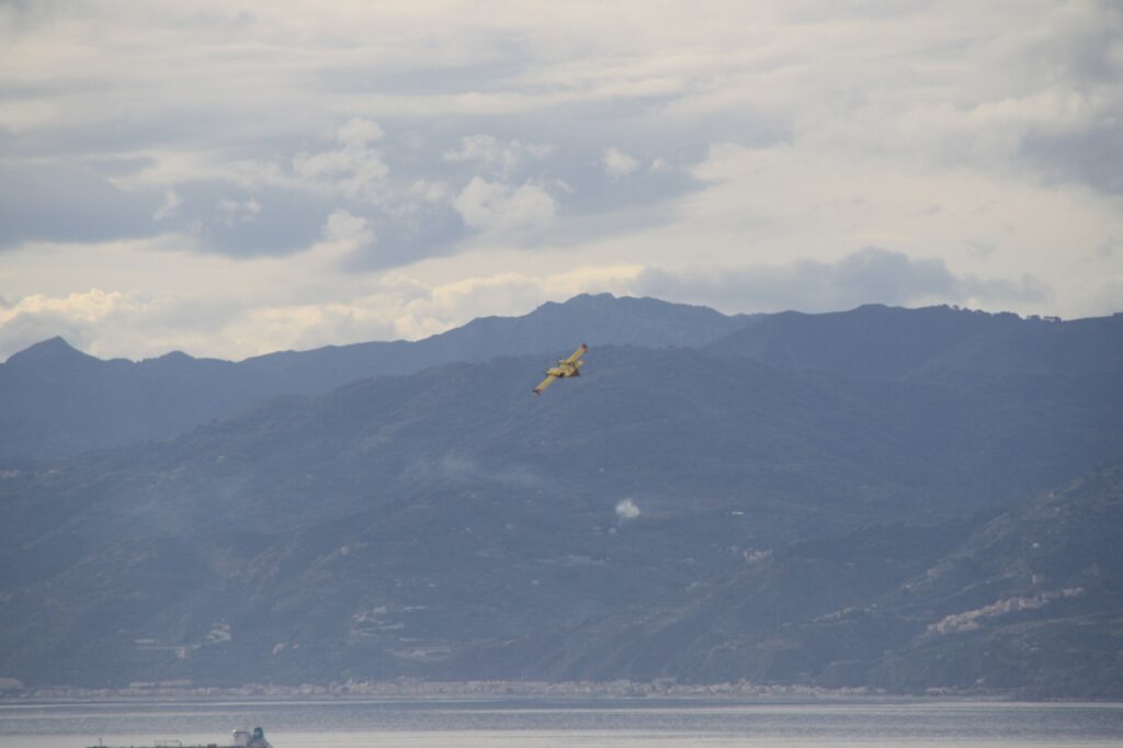 navi militari e canadair stretto di messina 8 novembre 2025