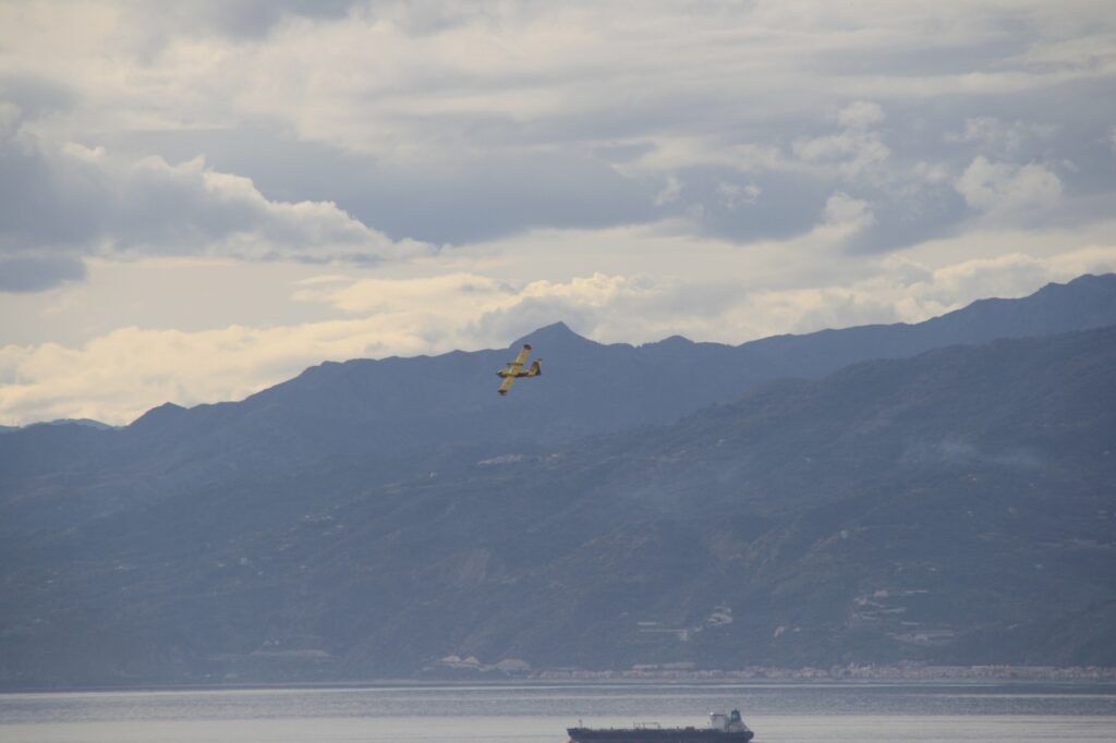 navi militari e canadair stretto di messina 8 novembre 2025