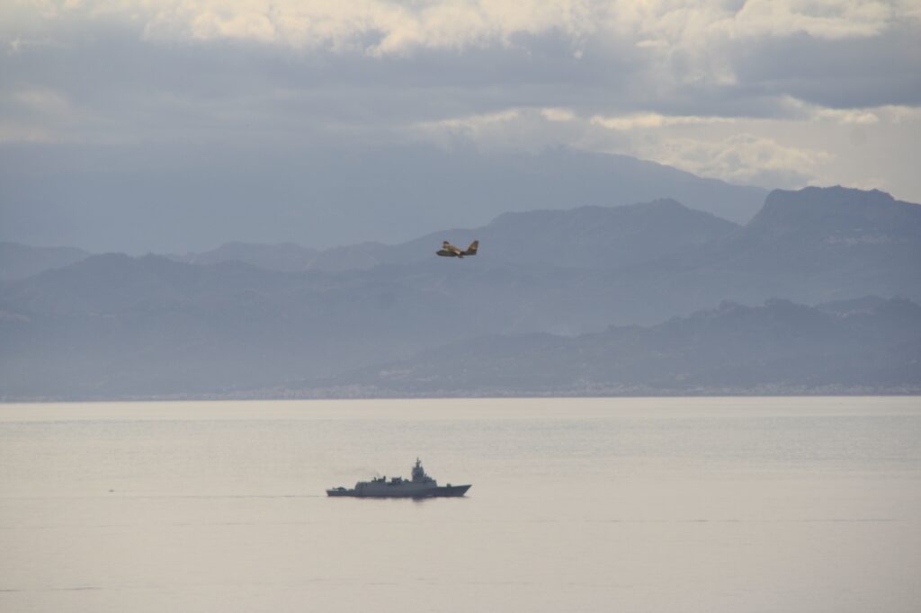 navi militari e canadair stretto di messina 8 novembre 2025
