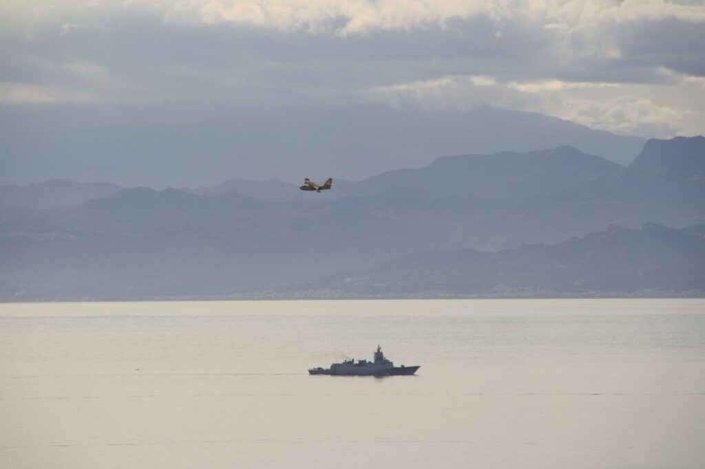 navi militari e canadair stretto di messina 8 novembre 2025