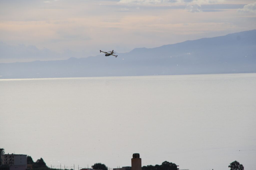 navi militari e canadair stretto di messina 8 novembre 2025
