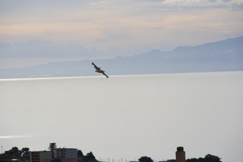 navi militari e canadair stretto di messina 8 novembre 2025