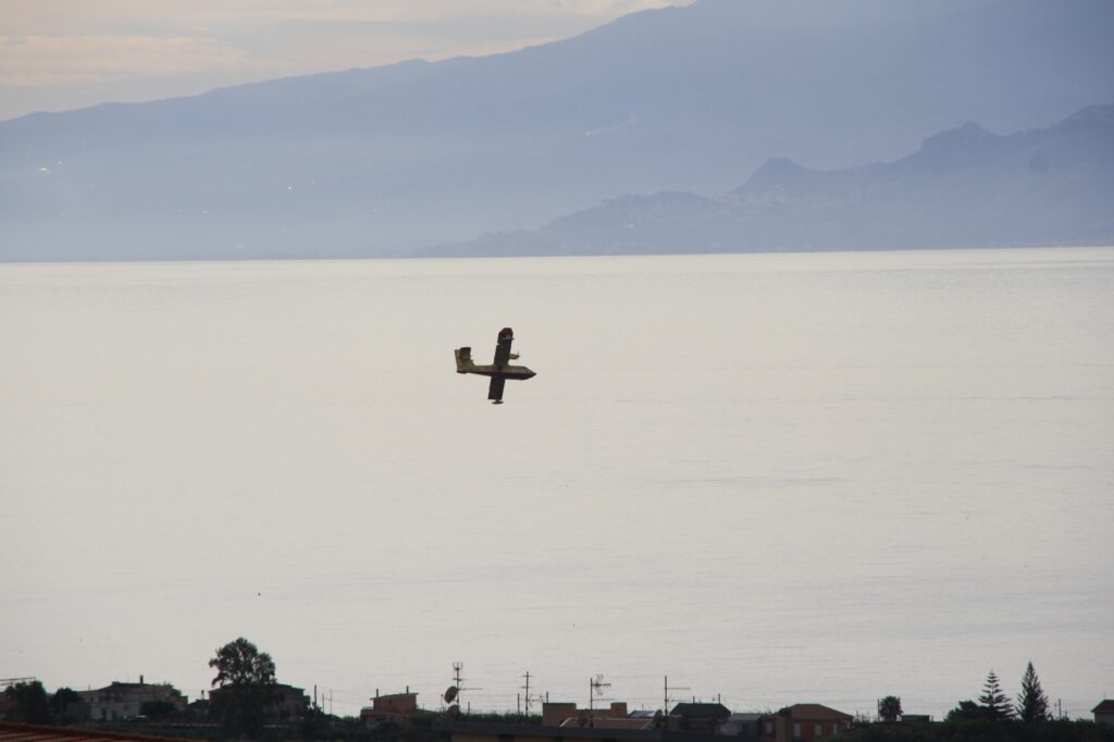 navi militari e canadair stretto di messina 8 novembre 2025
