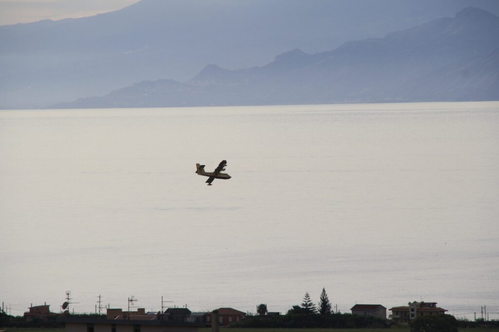 navi militari e canadair stretto di messina 8 novembre 2025