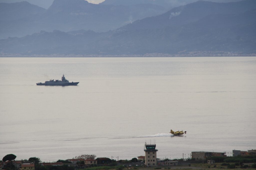 navi militari e canadair stretto di messina 8 novembre 2025