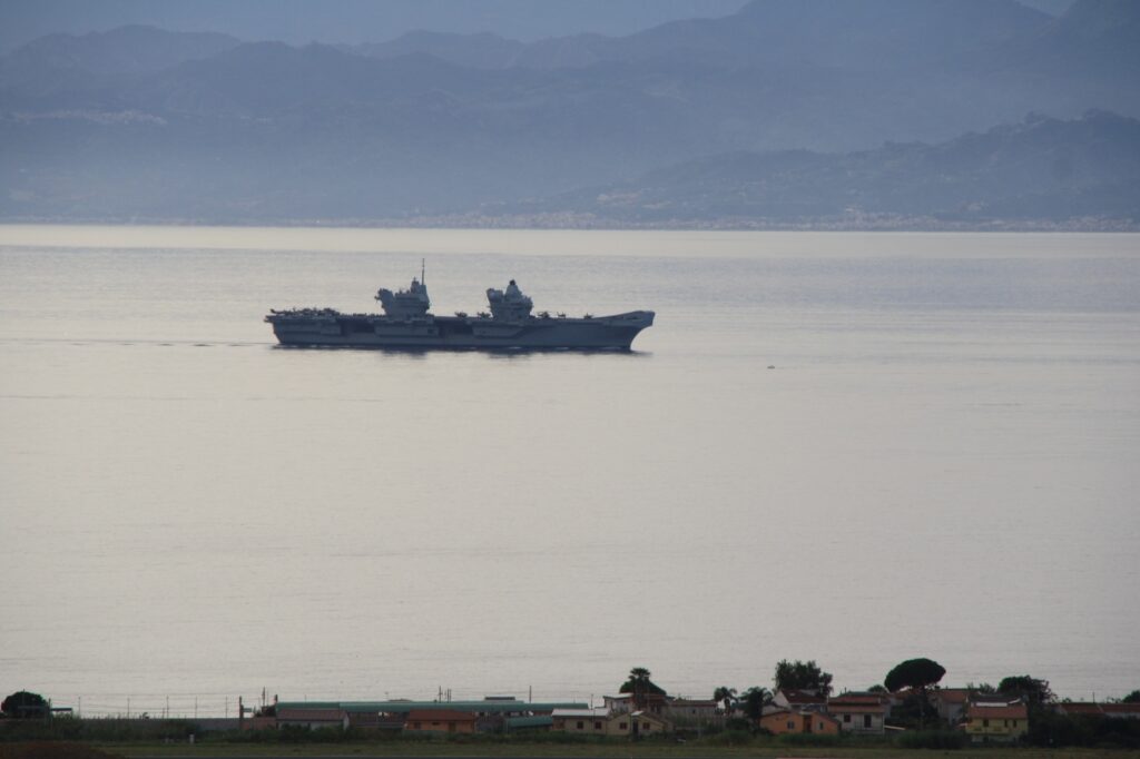 navi militari e canadair stretto di messina 8 novembre 2025