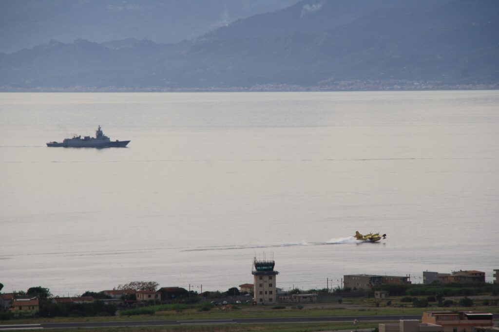 navi militari e canadair stretto di messina 8 novembre 2025