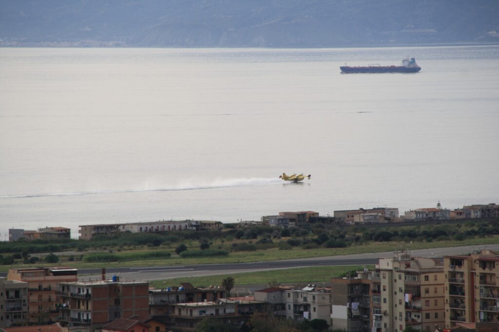 navi militari e canadair stretto di messina 8 novembre 2025