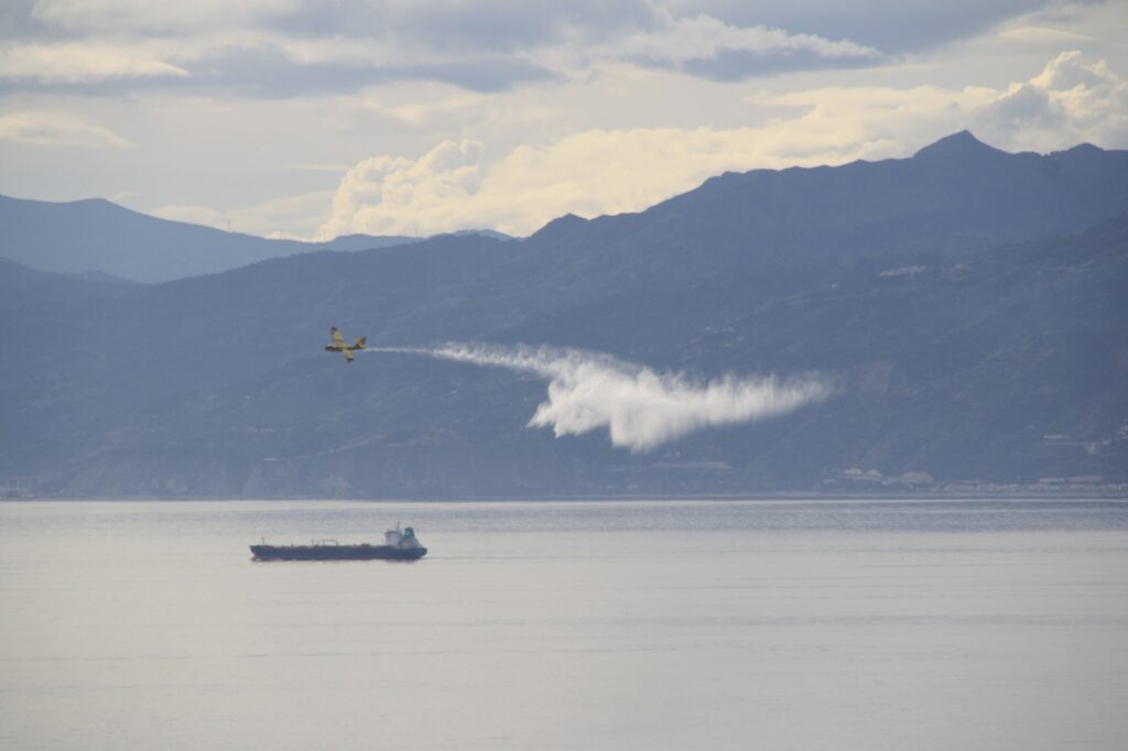 navi militari e canadair stretto di messina 8 novembre 2025