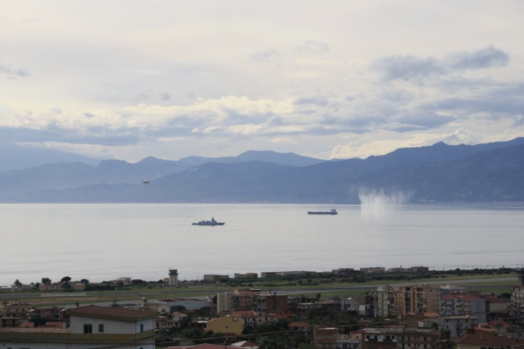 navi militari e canadair stretto di messina 8 novembre 2025