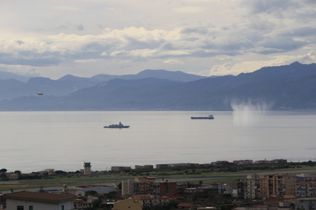 navi militari e canadair stretto di messina 8 novembre 2025
