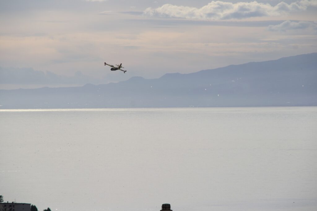 navi militari e canadair stretto di messina 8 novembre 2025