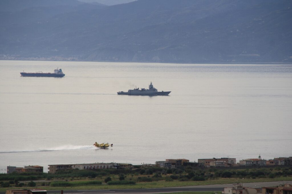 navi militari e canadair stretto di messina 8 novembre 2025