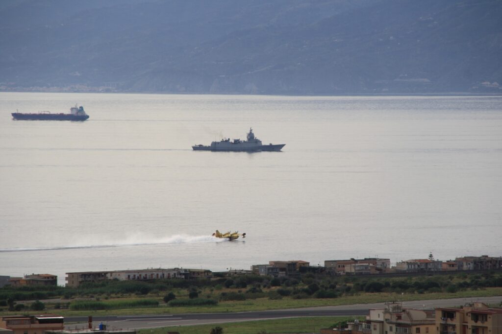 navi militari e canadair stretto di messina 8 novembre 2025