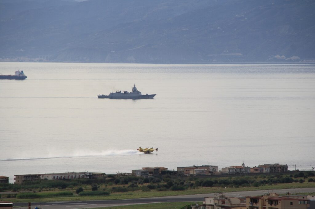 navi militari e canadair stretto di messina 8 novembre 2025