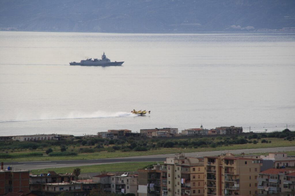 navi militari e canadair stretto di messina 8 novembre 2025