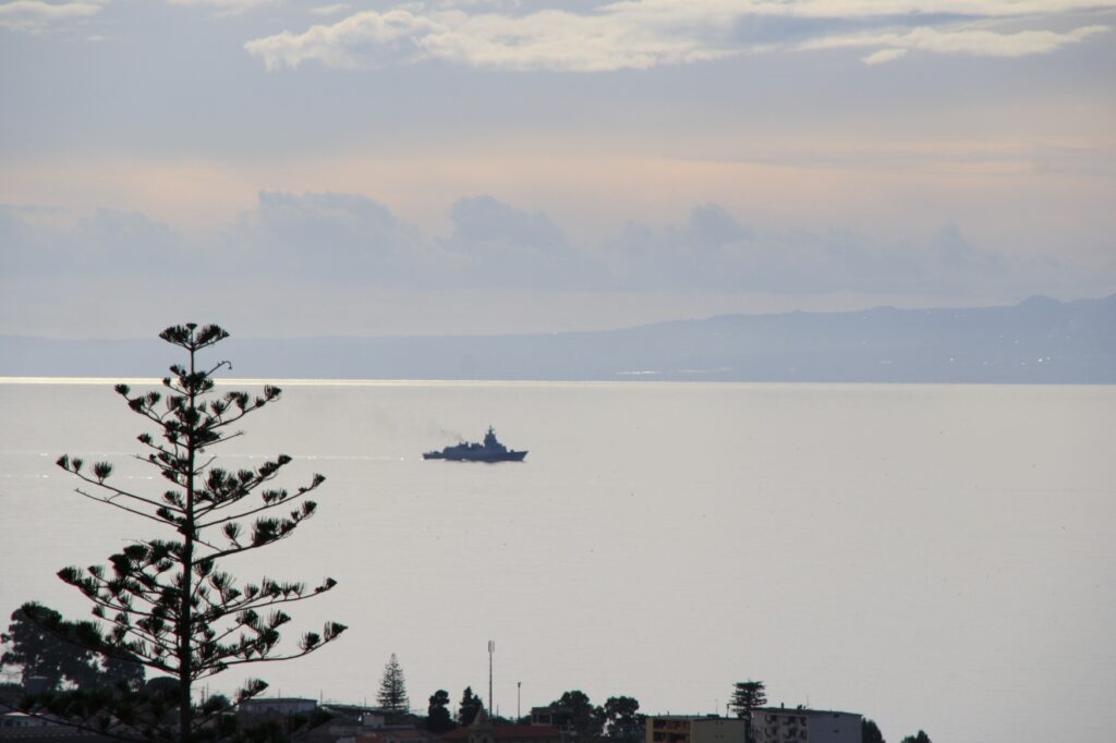 navi militari e canadair stretto di messina 8 novembre 2025