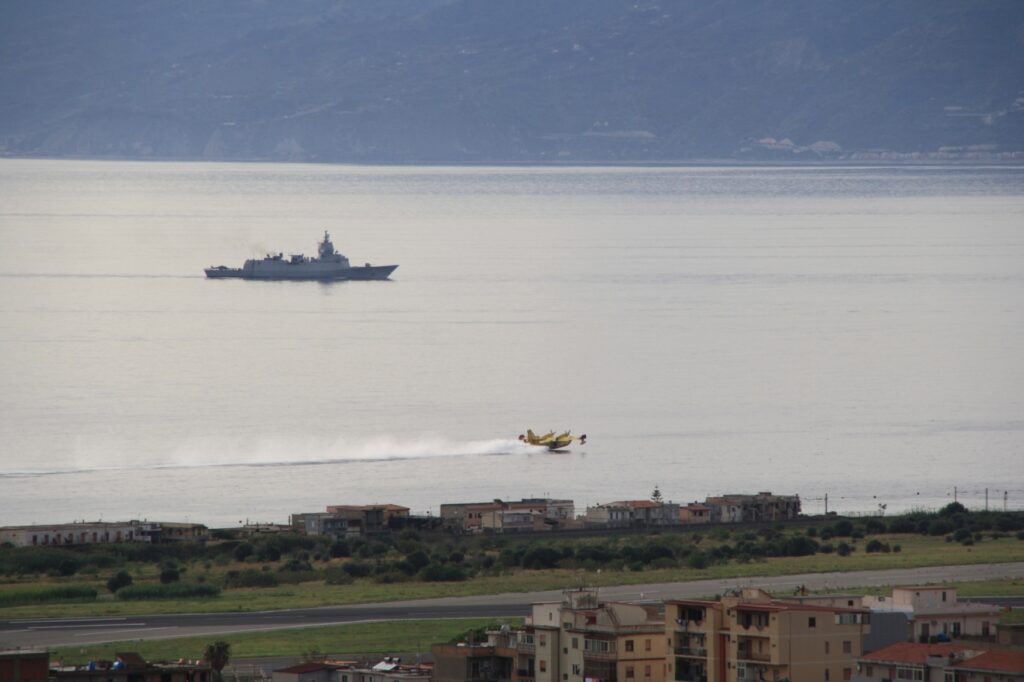 navi militari e canadair stretto di messina 8 novembre 2025