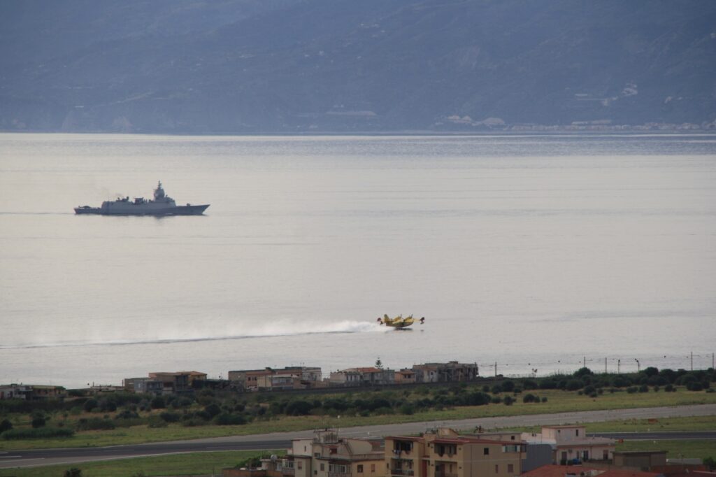 navi militari e canadair stretto di messina 8 novembre 2025