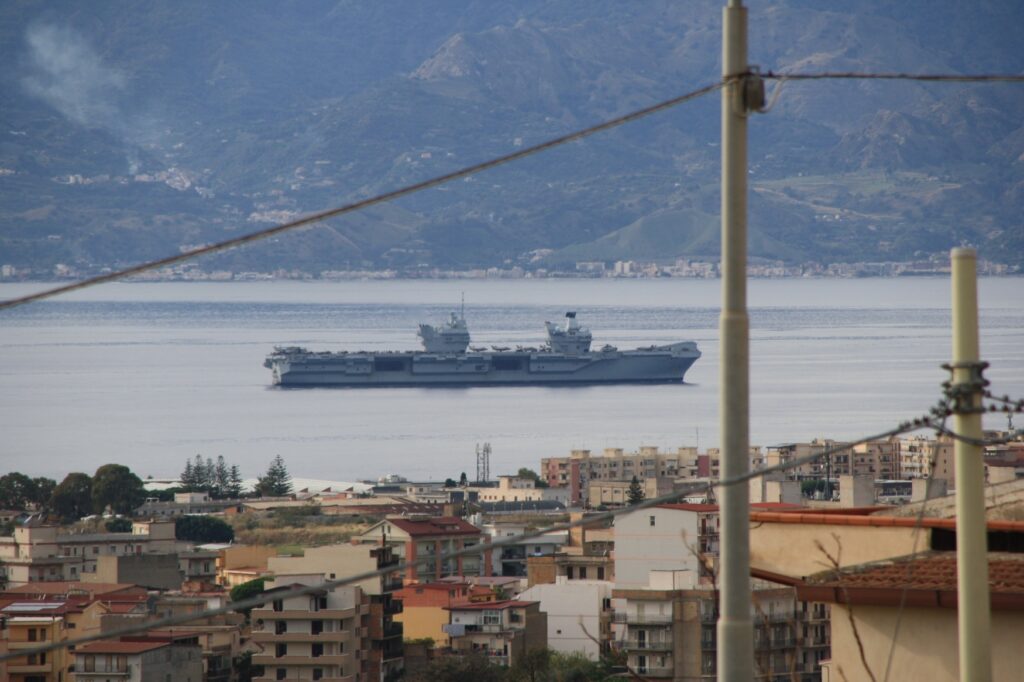 navi militari e canadair stretto di messina 8 novembre 2025
