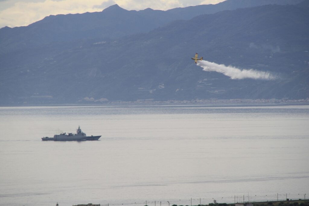 navi militari e canadair stretto di messina 8 novembre 2025