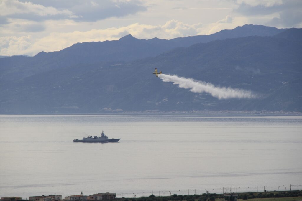 navi militari e canadair stretto di messina 8 novembre 2025