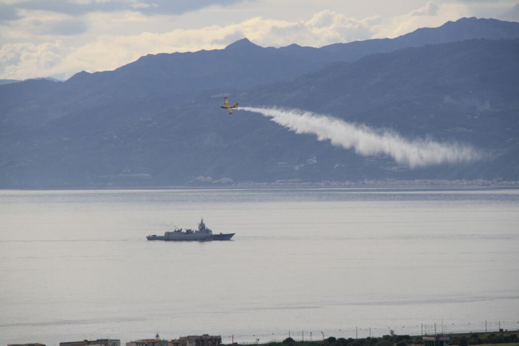 navi militari e canadair stretto di messina 8 novembre 2025