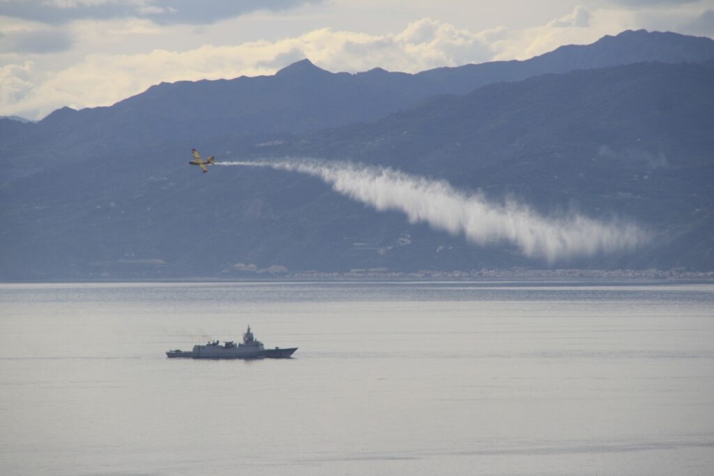 navi militari e canadair stretto di messina 8 novembre 2025