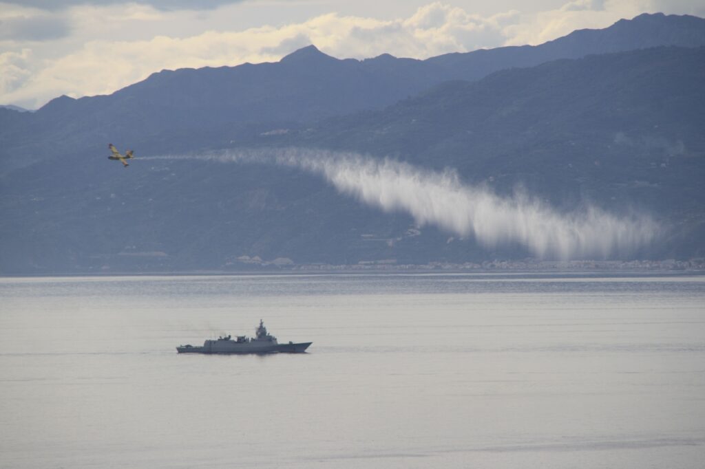 navi militari e canadair stretto di messina 8 novembre 2025
