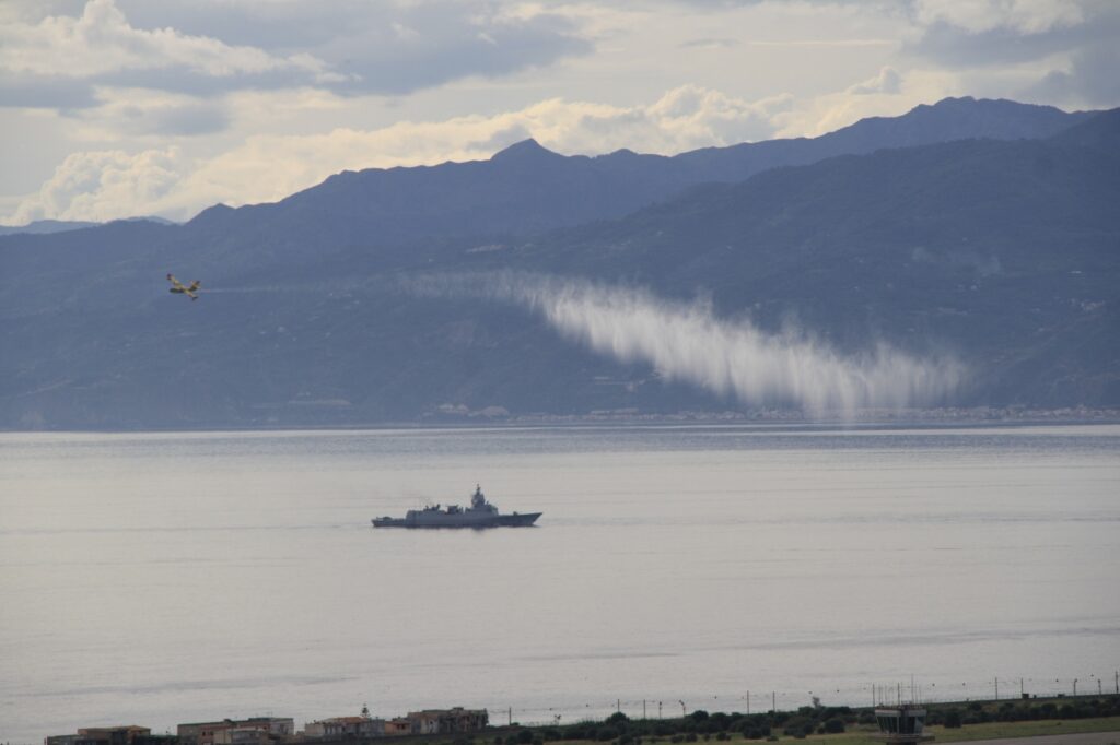 navi militari e canadair stretto di messina 8 novembre 2025
