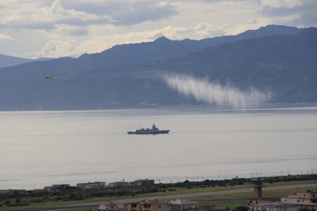 navi militari e canadair stretto di messina 8 novembre 2025