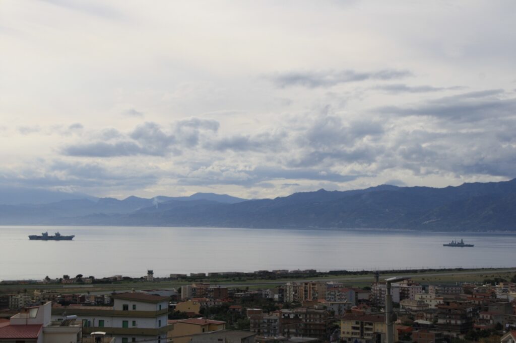 navi militari e canadair stretto di messina 8 novembre 2025