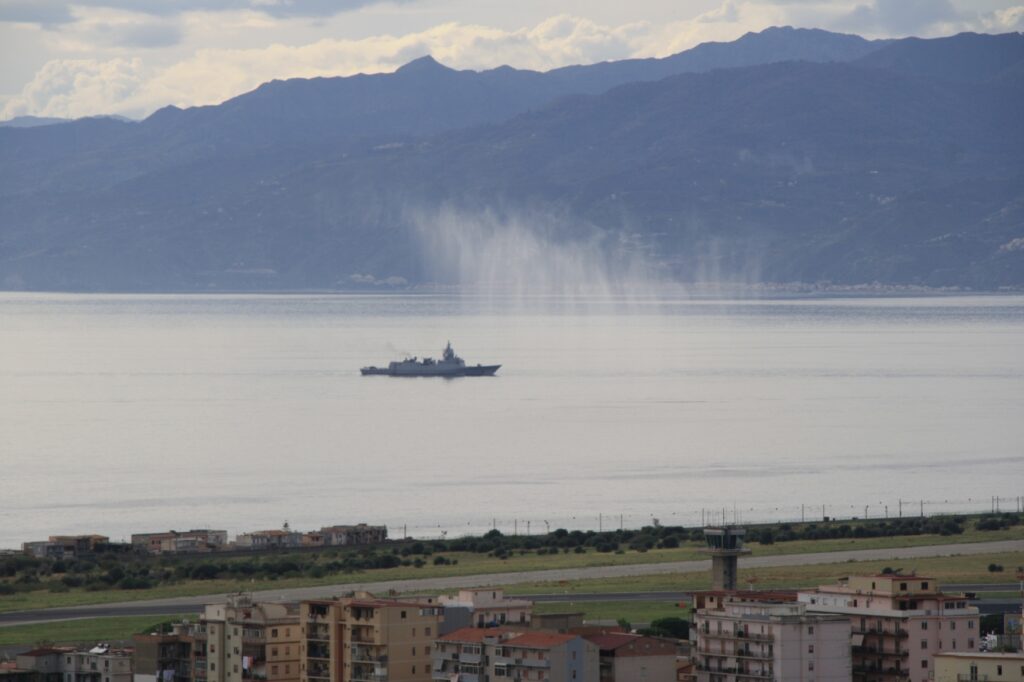 navi militari e canadair stretto di messina 8 novembre 2025