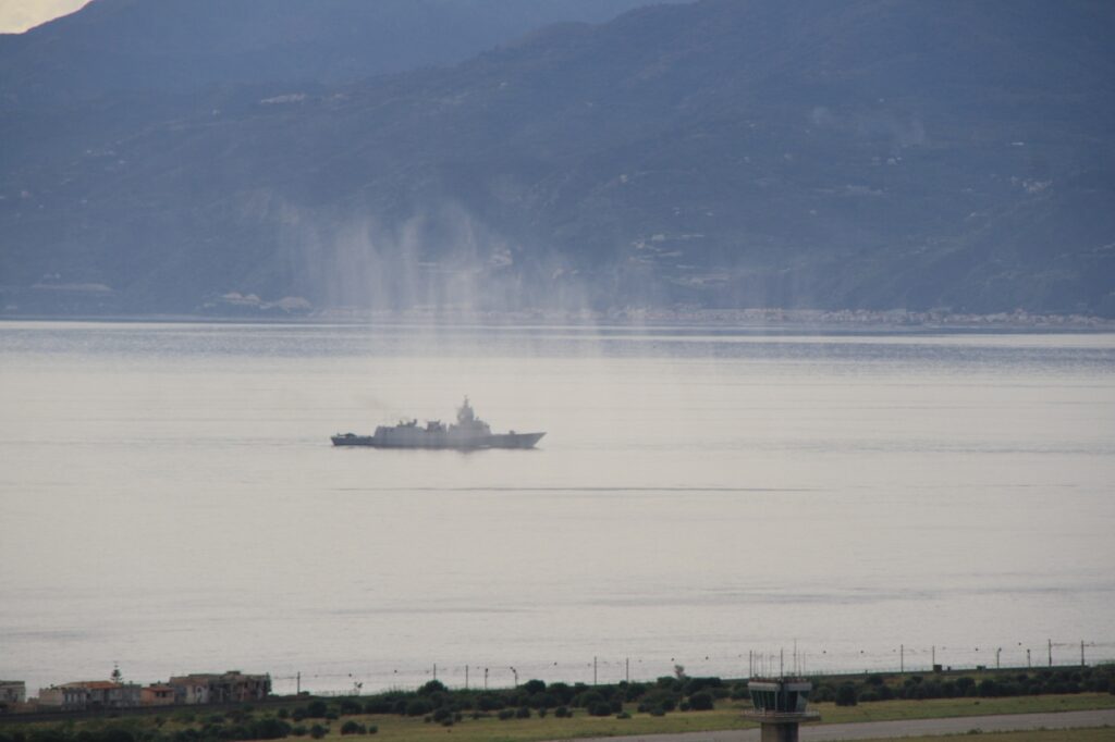 navi militari e canadair stretto di messina 8 novembre 2025