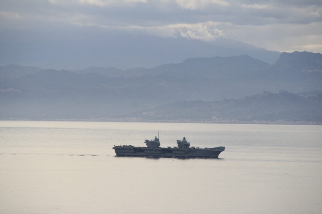 navi militari e canadair stretto di messina 8 novembre 2025