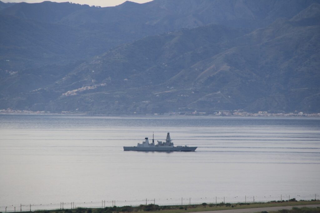 navi militari e canadair stretto di messina 8 novembre 2025
