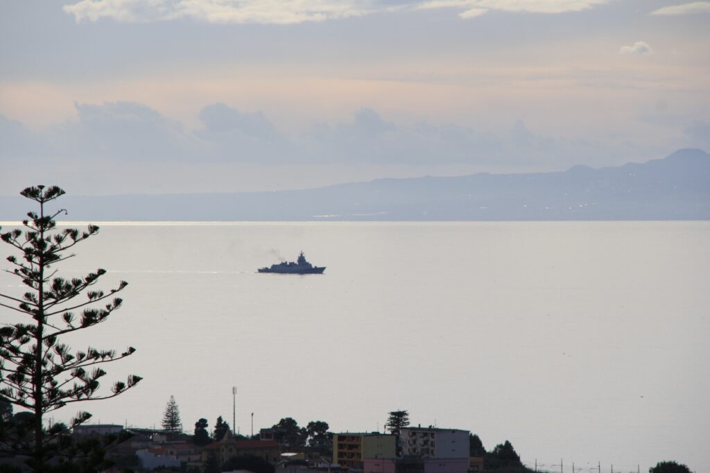 navi militari e canadair stretto di messina 8 novembre 2025