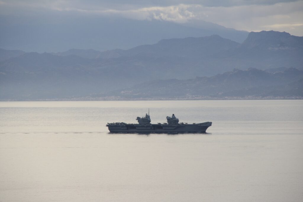navi militari e canadair stretto di messina 8 novembre 2025